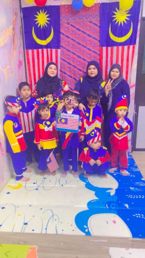 Guru bersama kanak-kanak semasa sesi aktiviti di pusat